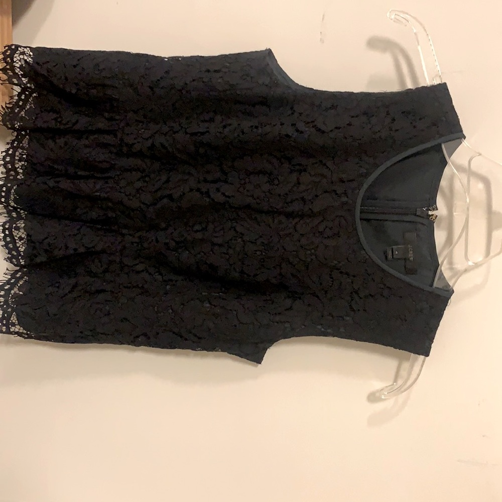 Beautiful Navy Lace Tank- Perfect for looking classy!!💙